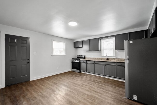 Building Photo - Stunning 3 bedroom home in Brookline available July 1!