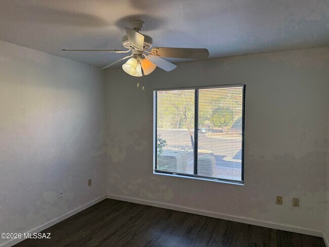 Building Photo - 5751 N Kolb Rd