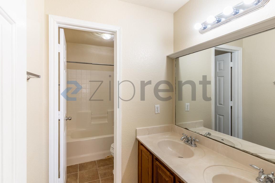 Building Photo - 498 Crossland Dr