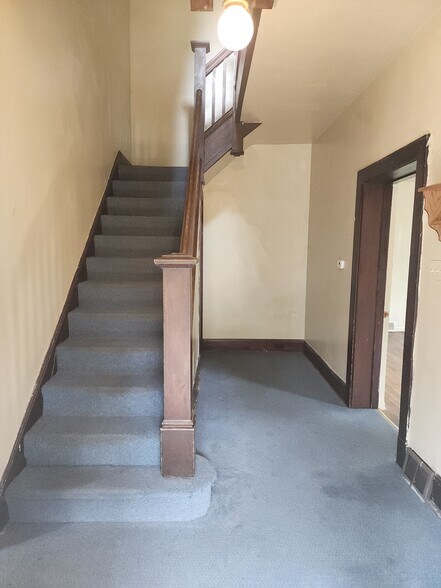 Entrance Hallway & Stairs to 2nd fl - 4349 Andover Ter