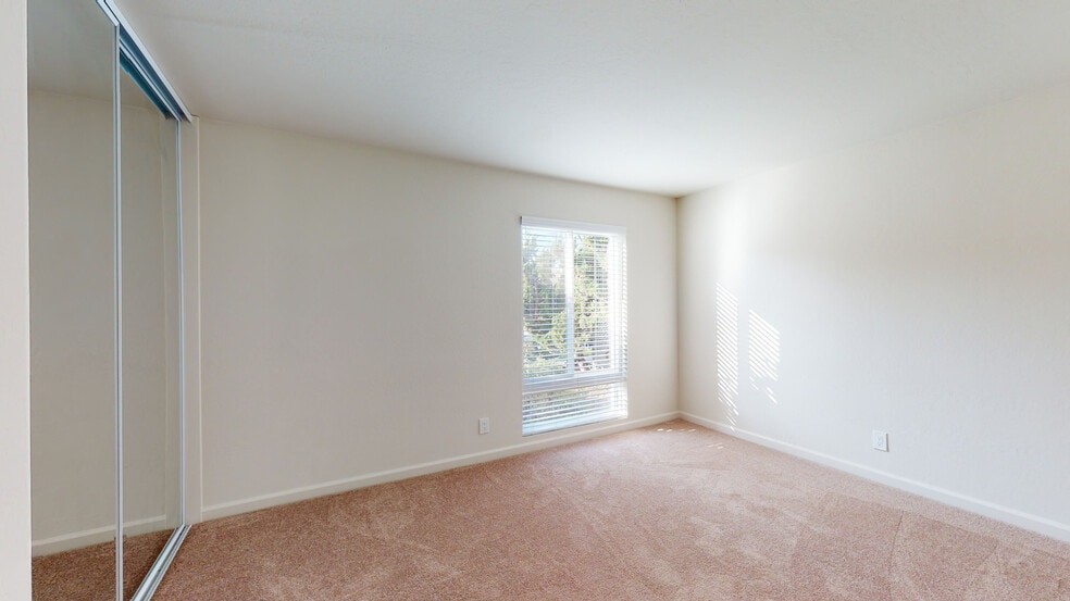 Building Photo - 950 Chula Vista Ave