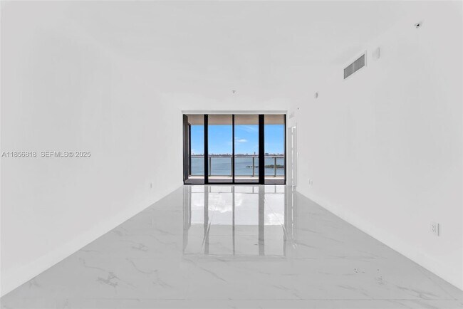 Building Photo - 700 NE 24th St