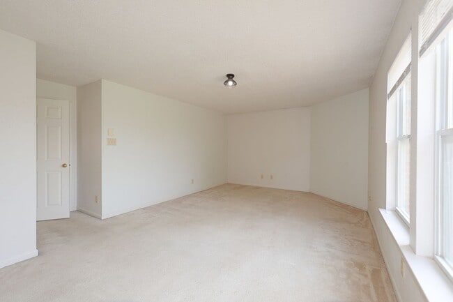 Building Photo - Spacious 4-Bed Waterfront Home in Westmere...