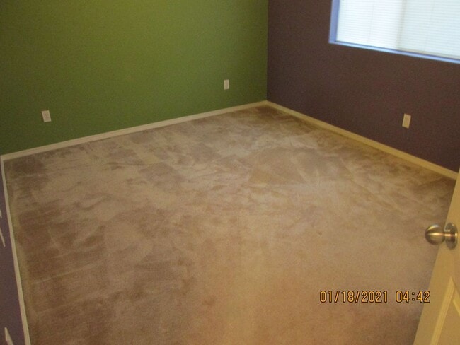 Building Photo - 4 Br 2.5 bth Plus Loft!  Large Rooms, 2 ca...