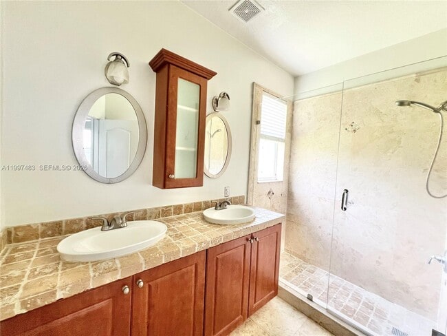 Building Photo - 3910 NE 13th Dr