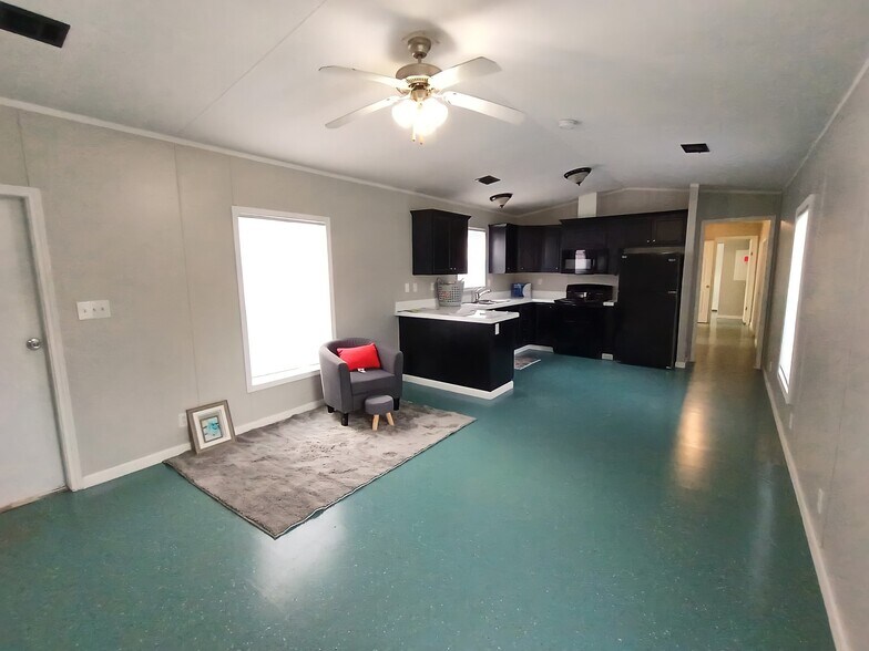 Building Photo - 9 Deerwood Park