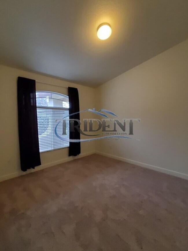 Building Photo - 4 bedroom 2 bath near schools and parks