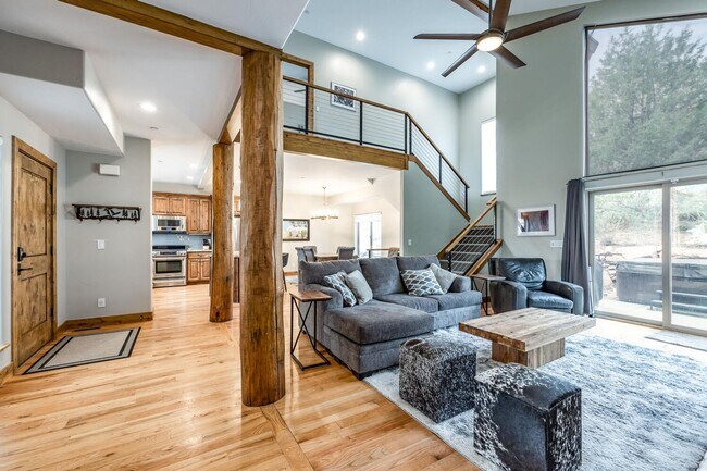Building Photo - Modern Mountain Home in Desirable Pinebrook