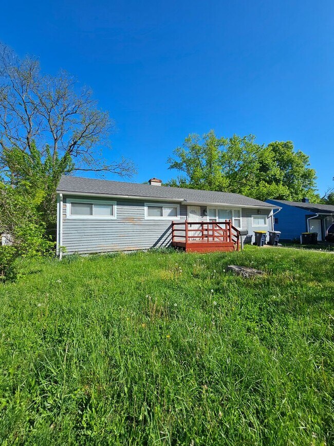 Building Photo - 4 bedroom 2 bath, must see inside!