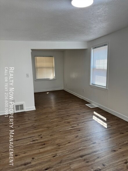 Building Photo - 3373 Colwyn Rd