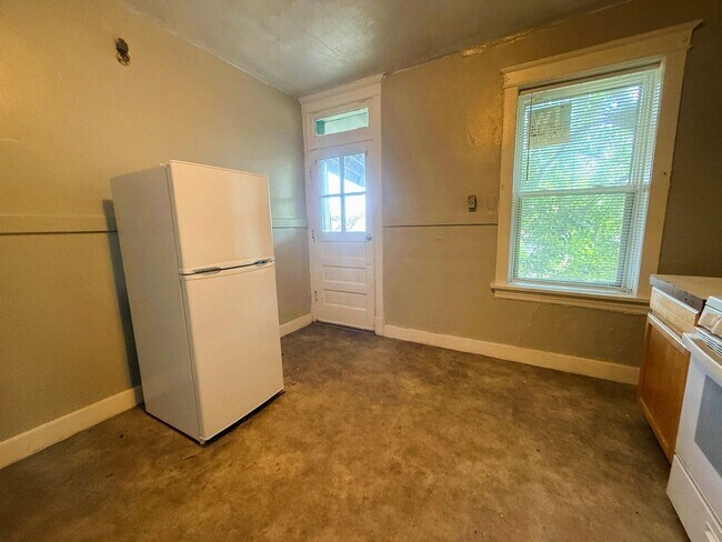 Building Photo - 2nd Floor Unit for Rent