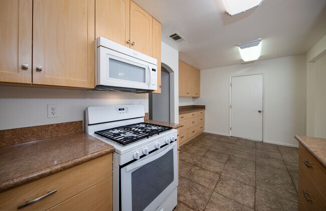 Building Photo - Updated 3 Bedroom Home in Quiet Street