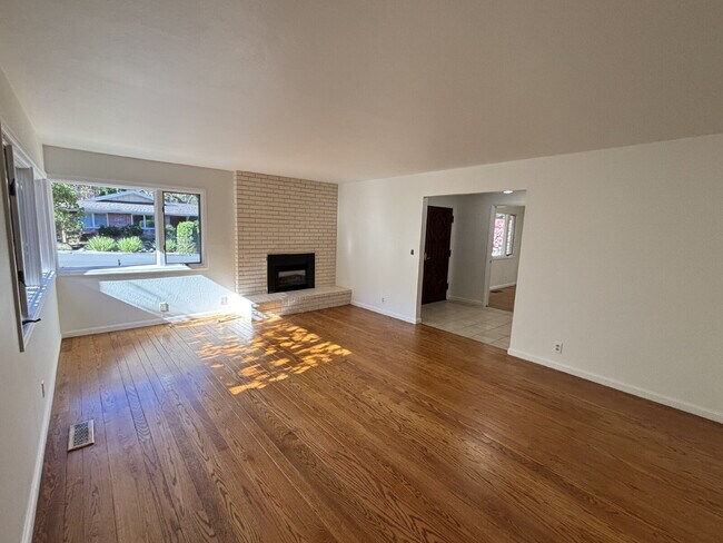 Building Photo - 485 Butterfield Pl