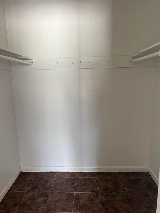 Building Photo - 2325 W Pensacola St