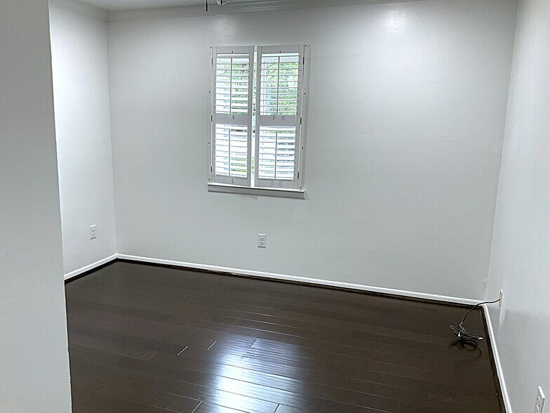 Building Photo - 1001 Woodland Vlg