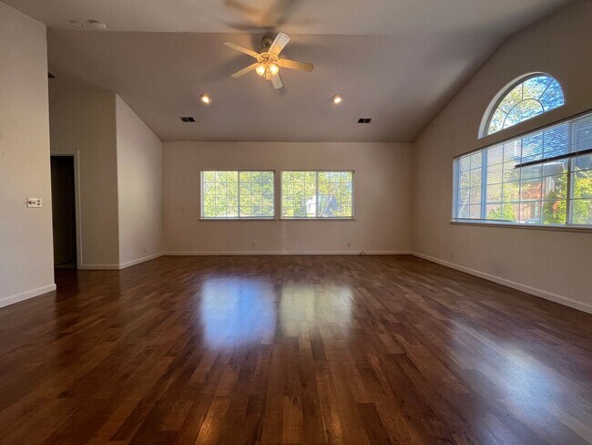Building Photo - 1146 Vista Dr