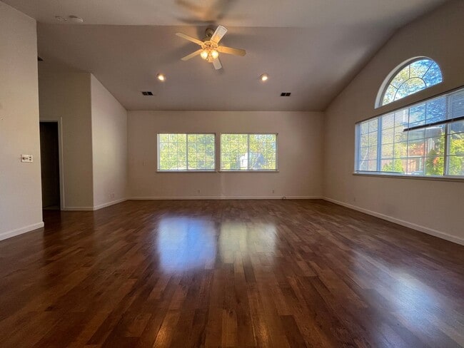 Building Photo - Spacious 3 Bedroom, 2.5 Bathroom w/ Bonus ...