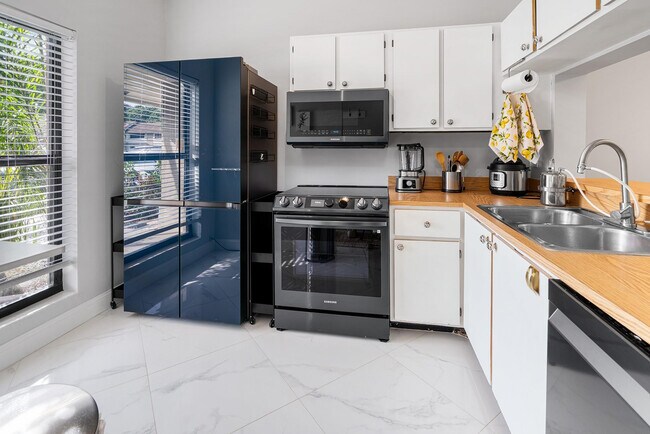 Building Photo - 3068 S Oakland Forest Dr