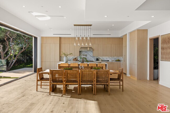 Building Photo - 4732 Avenida Del Mar