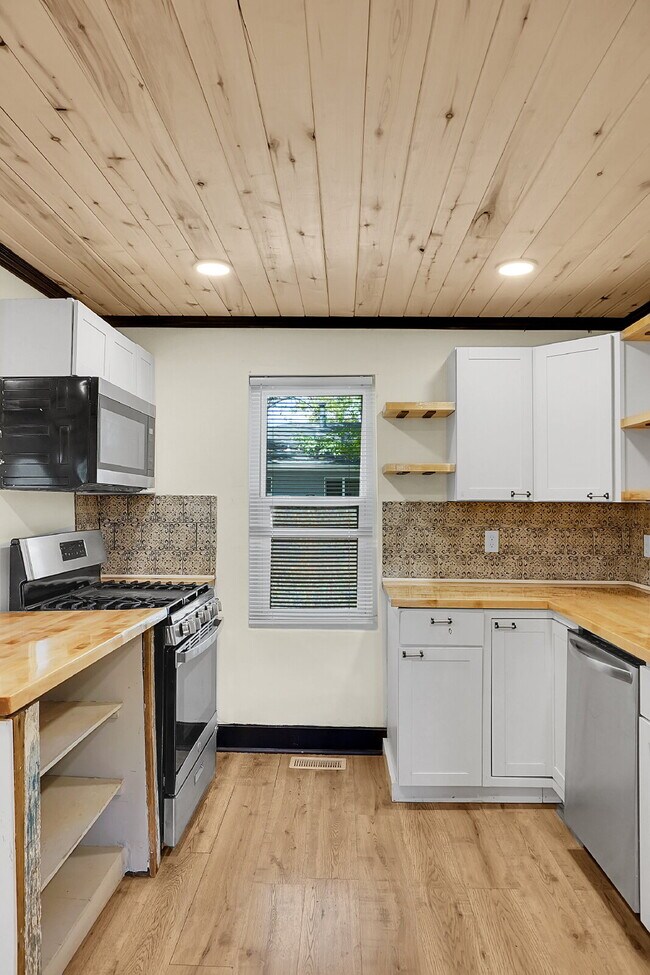 Building Photo - $1,495.00, 1-bed, 1-bath newly renovated l...
