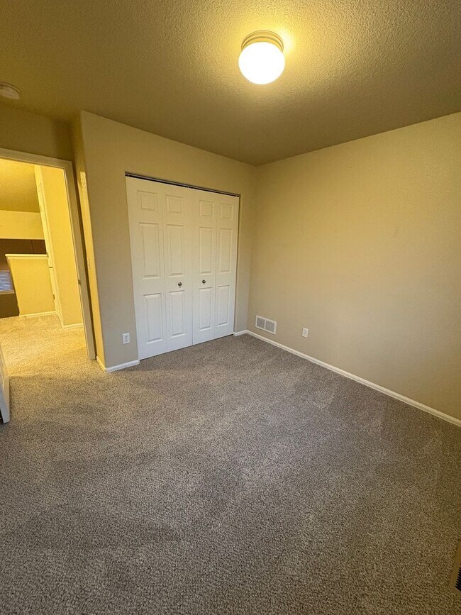 Building Photo - Lovely 3 bedroom/3 car tandem garage home in Lorson Ranch