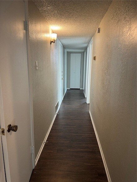 Building Photo - 1925 Bosque Dr