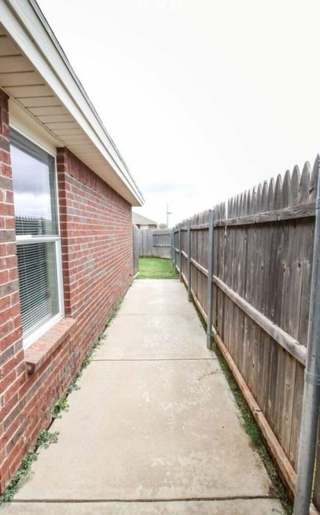 Building Photo - Private 3 Bedroom 3 Bath