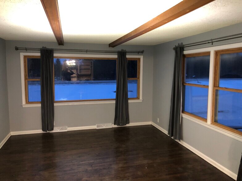 Large bay windows in living room - N136W14329 Bonniwell Rd