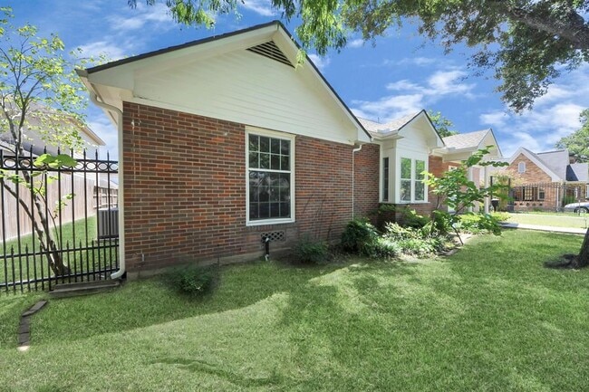 Building Photo - 6622 Park Ln