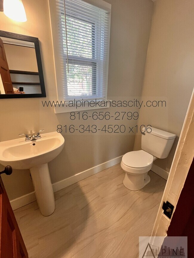 Building Photo - Cute HOUSE in Gillham Plaza, Gated Off Street Parking!