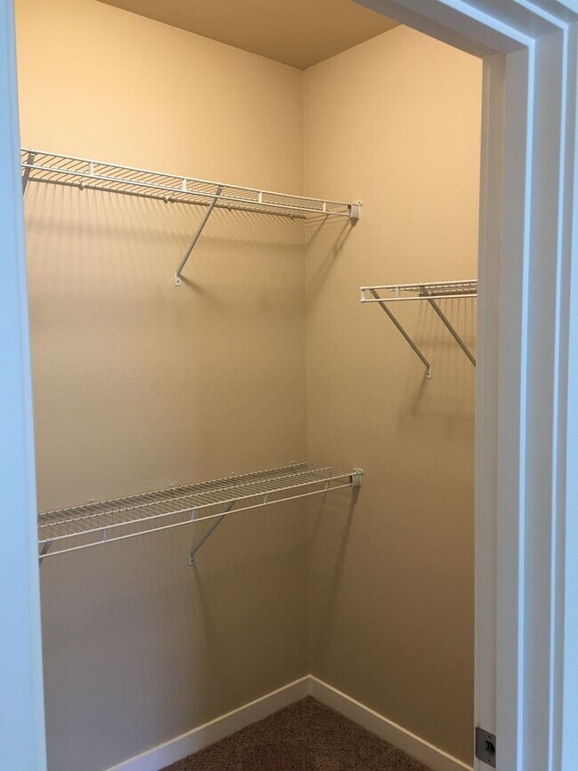 Building Photo - Beautiful 2 bedroom, super cute floorplan,...