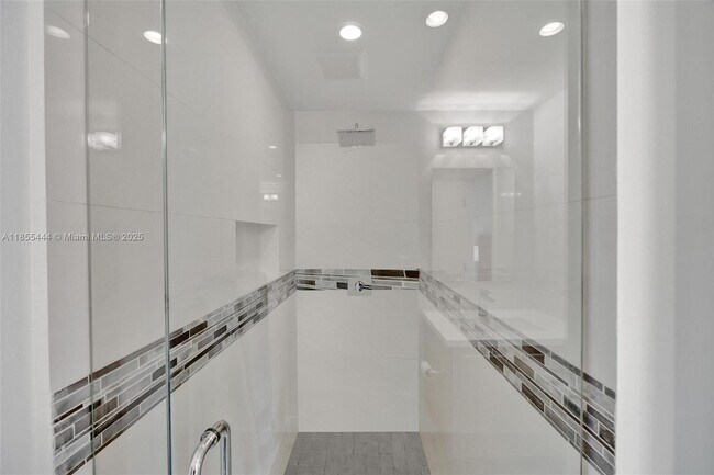 Building Photo - 516 SE 1st Cir