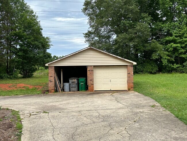 Building Photo - 1600 Plumcrest Dr