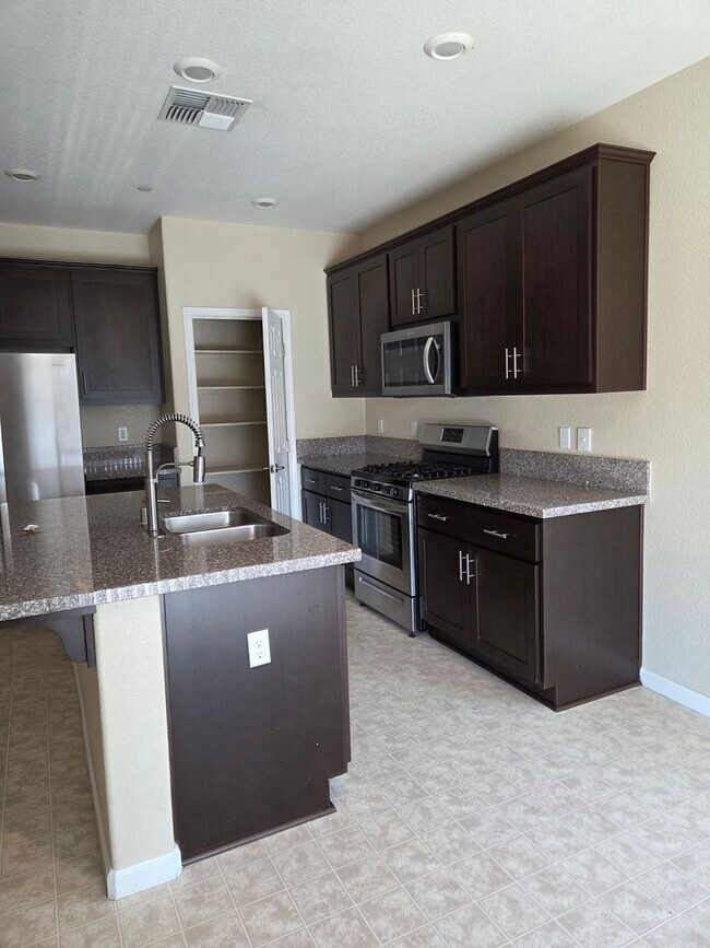 Building Photo - 1443 Greenbrier Dr
