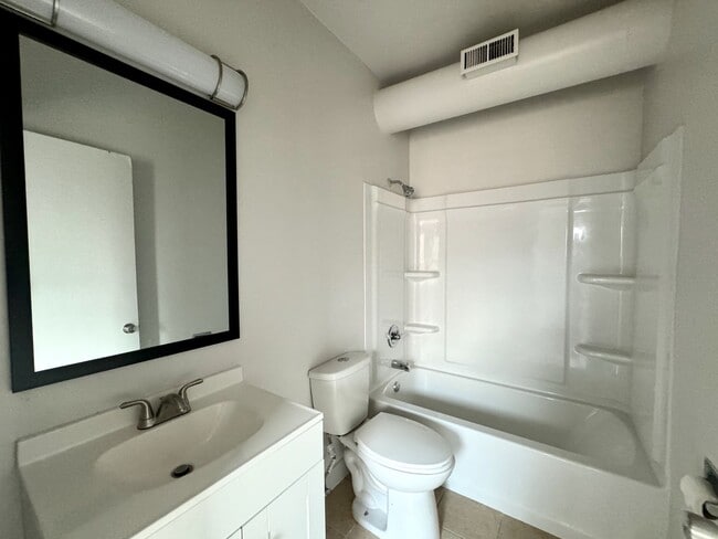 Building Photo - 2233 Victor St