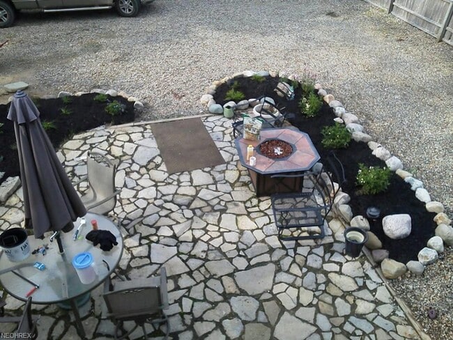 Building Photo - 3 Bedroom  1.5 Bath Split Level Home for R...