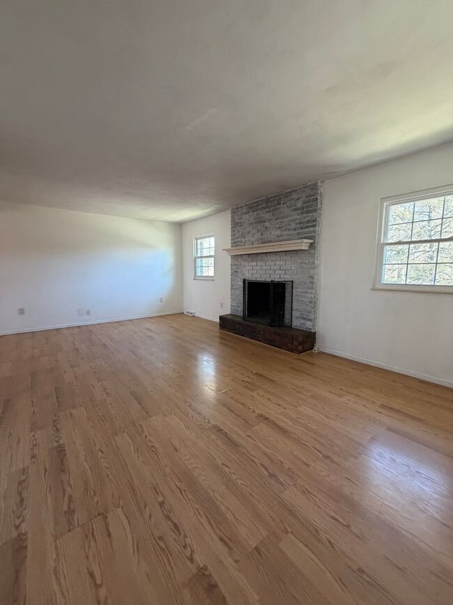 Building Photo - 4 bed | 2 bath Home for Rent