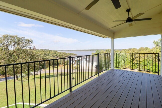 Building Photo - 4 Bed | 3 Bath on Keystone Lake!