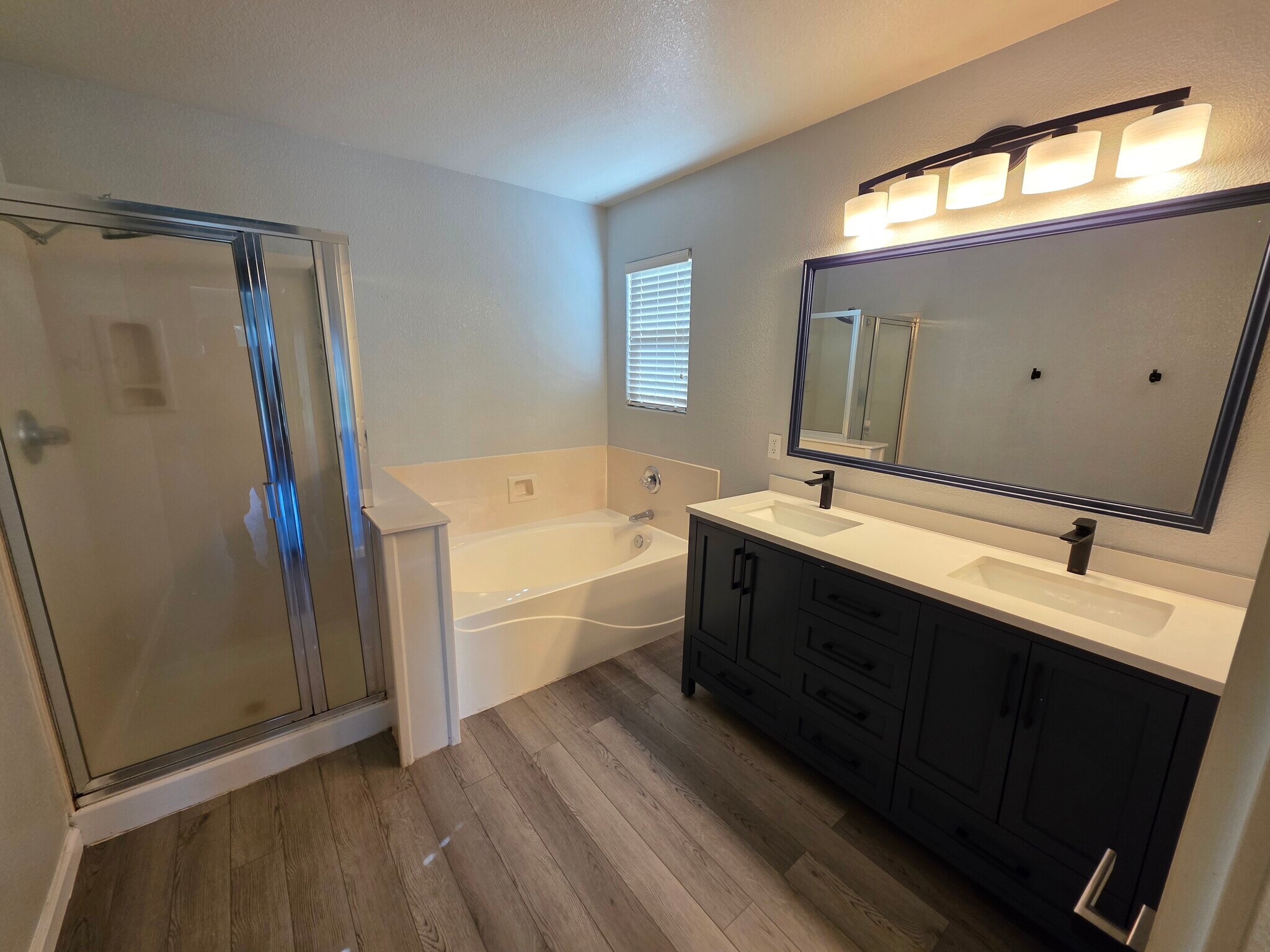 Master shower/tub/vanity - 4321 Grafton Cir