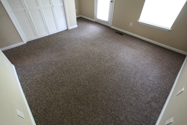 Building Photo - 2 Bed, 2 Bath Apartment – Close to Shoppin...