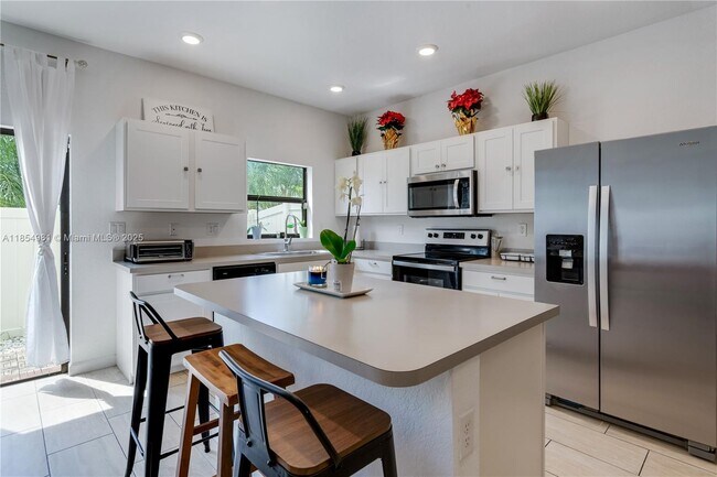 Building Photo - 1150 SW 6th Ave