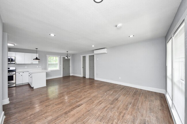 Building Photo - 5738 Kenilwood Dr