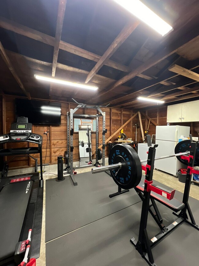 Fully equipped gym with squat rack, weight bench, treadmill and washer/dryer - 3002 E McLoughlin Blvd