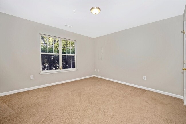Building Photo - Fantastic End Unit Townhouse For Lease