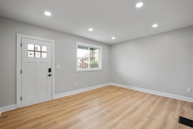 Building Photo - Stunning 2 bedroom home in Ambridge availa...