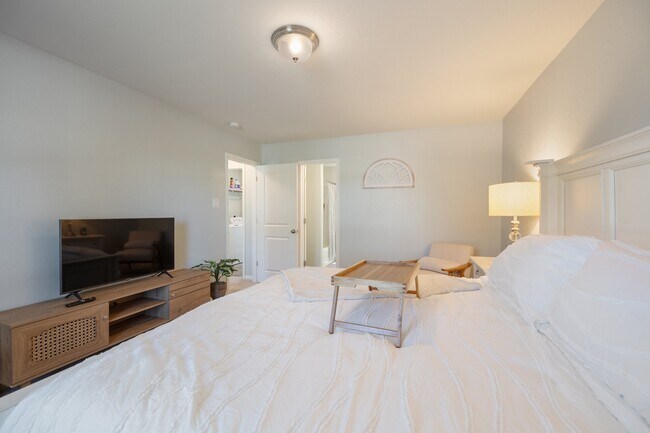 Building Photo - 196 Goldenrod