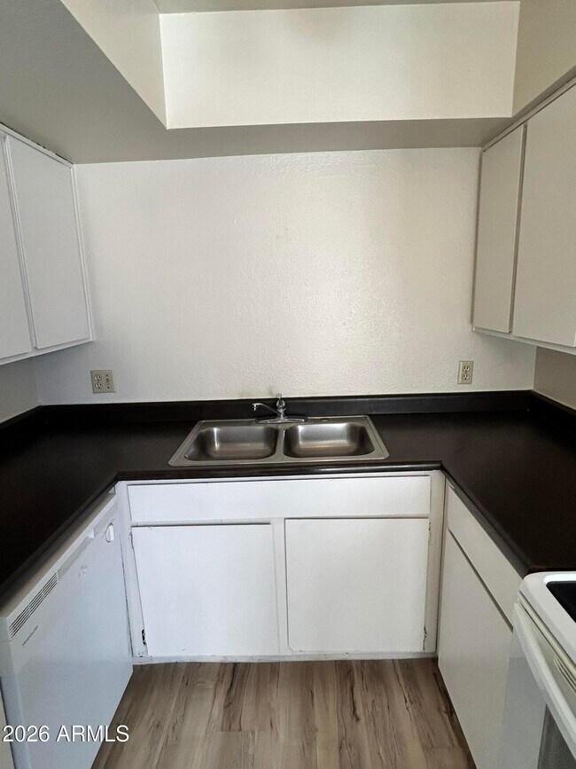 Building Photo - 2652 E Oakleaf Dr