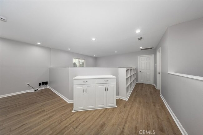 Building Photo - 642 N 6th Ave