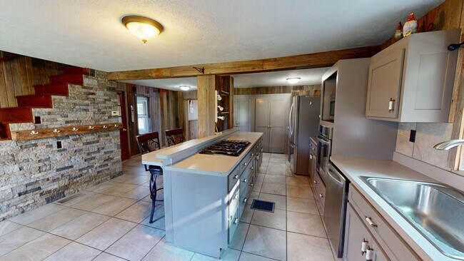 Building Photo - Country living in South Central! 3 bed/3 baths and large garage