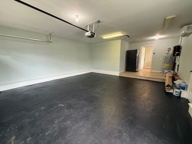 Building Photo - 420 Dolphin St